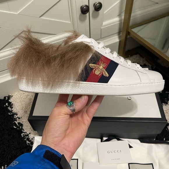 Like New Men’s Size 8 (Euro Size 41) Gucci ACE Bee Sneakers With Fur In White - Picture 5 of 14